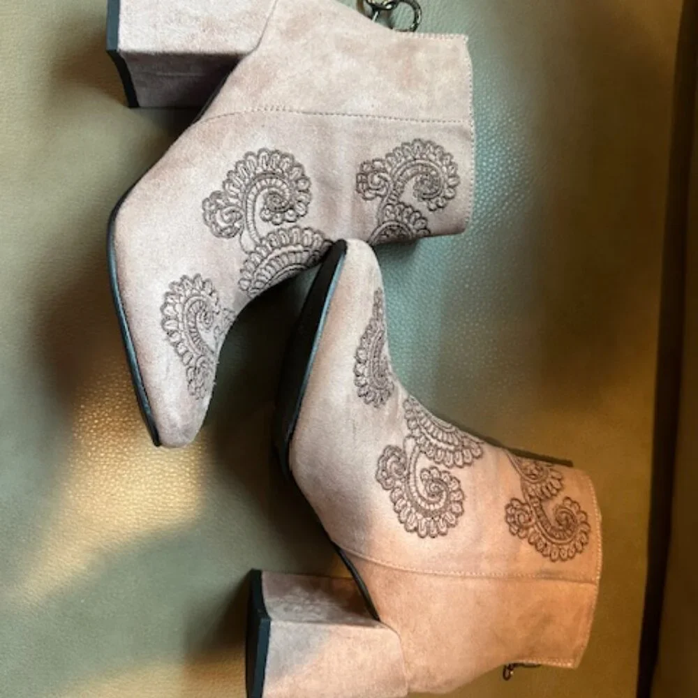 A RIDER GIRL DUSTY PINK SUEDE ANKLE BOOTS WITH EMBROIDERED FRONT DESIGN.  SZ 7 - Picture 4 of 8